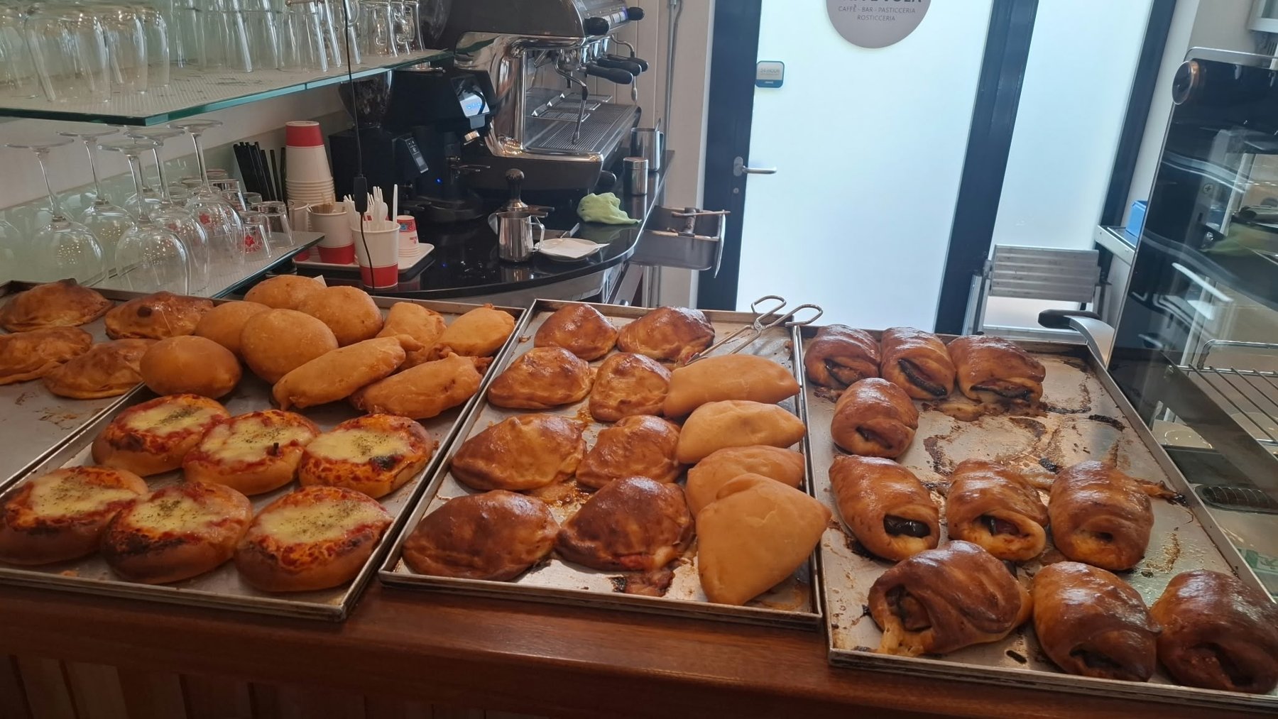 Bar mit frischer Rosticceria im Caffè Vola