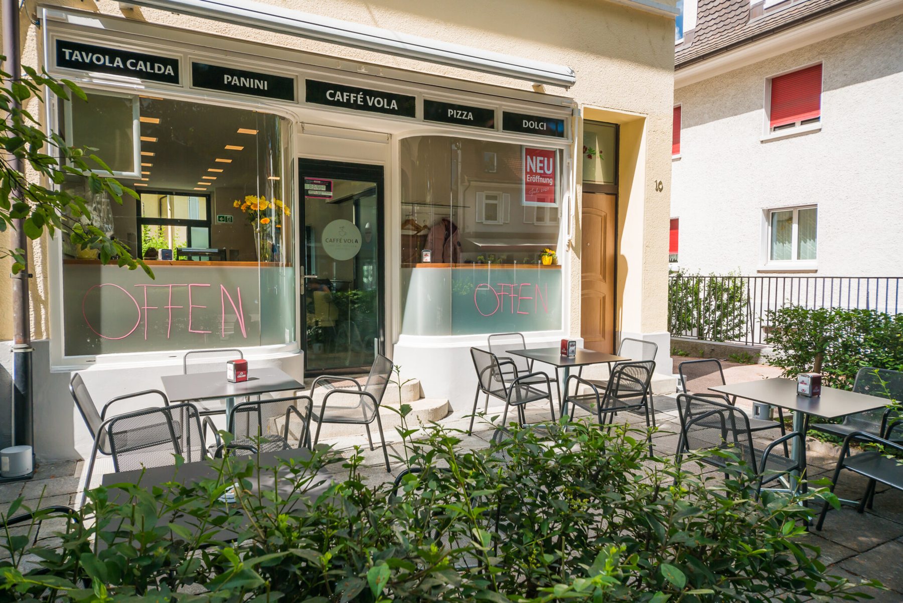Aussenansicht des Caffè Vola an der Neuweilerstrasse in Basel mit Gartensitzplätzen
